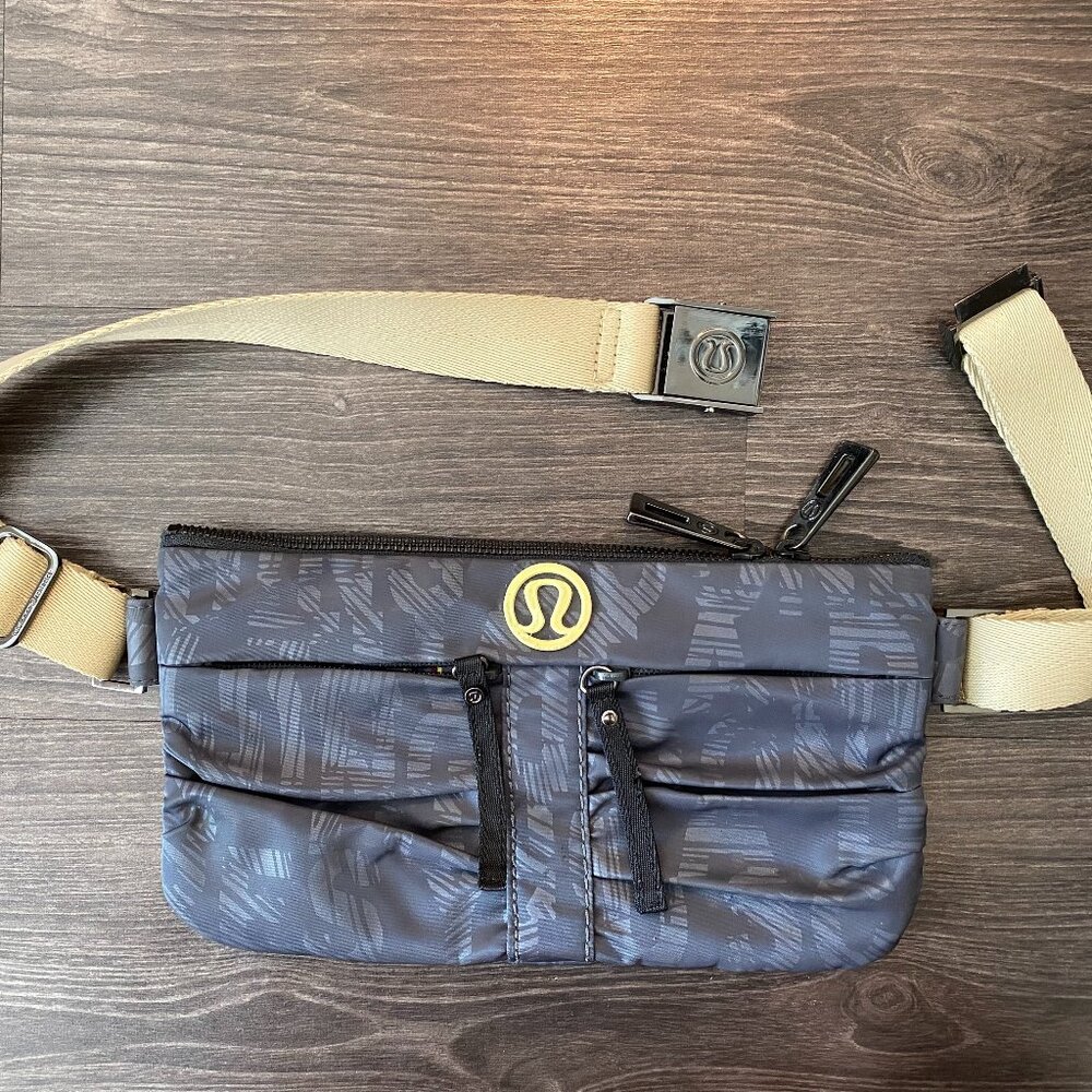 Lululemon Travel Pooch V *rare*